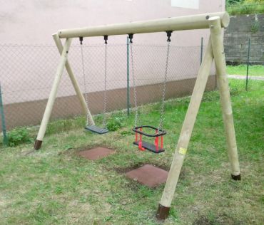 Dvojhojdačka so sedákmi  ( baby sedák + 80,- €/ks), znížená na pádovú výšku 1 m