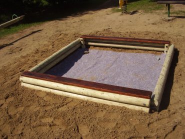 Pieskovisko z plných kôlov s 2 sedačkami, rozmery 2 m x 2 m výška 0,25 m