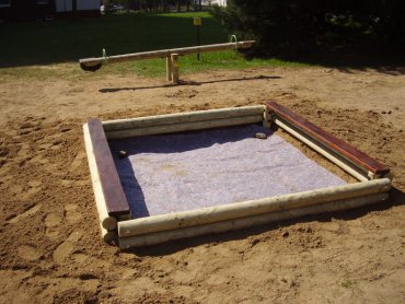 Pieskovisko z plných kôlov s 2 sedačkami, rozmery 2 m x 2 m výška 0,25 m