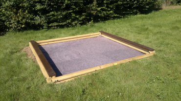Pieskovisko z plných kôlov s 2 sedačkami, rozmery 3 m x 3 m výška 0,25 m