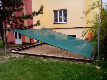 Posuvné zatienenie a zakrytie pieskoviska so sieťou SIO-LINE , farba modrá, červená, žltá alebo zelená, s cloniacou schopnosťou 85% (dvojité využitie)