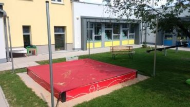 Posuvné zatienenie a zakrytie pieskoviska so sieťou SIO-LINE , farba modrá, červená, žltá alebo zelená, s cloniacou schopnosťou 85% (dvojité využitie)
