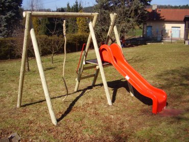 Konštrukcia s húpacím lanom a šmýkalkou, výška šmýkalky  1,4 m, dľžka 290 cm